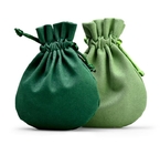 Il regalo verde del cordone del tessuto insacca le piccole borse rotonde dei gioielli del velluto
