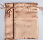 Il regalo su misura del cordone del tessuto insacca la borsa d'imballaggio di Glosssy del regalo di seta del raso per la biancheria intima dell'orecchino dei gioielli dei vestiti
